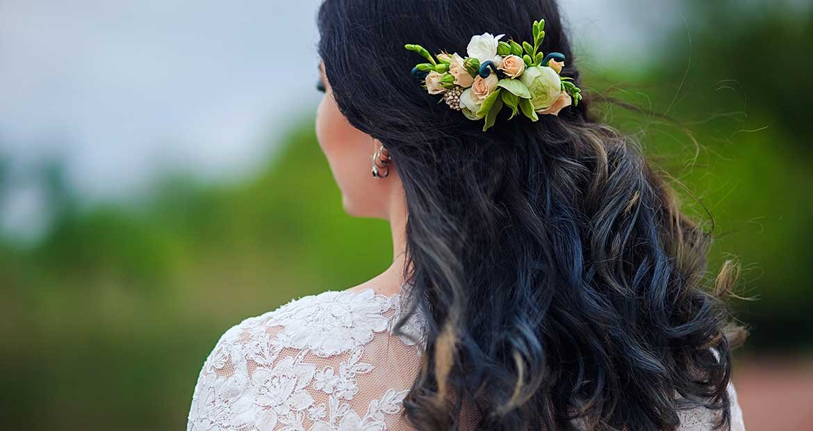 Modelo Com Cabelo Cumprido De Costas Cor Preta Com Tiara De Flor